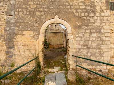 Non ci resta ora che attraversare l�arco centrale per ritrovarci in quello che un tempo erano le navate della chiesa 